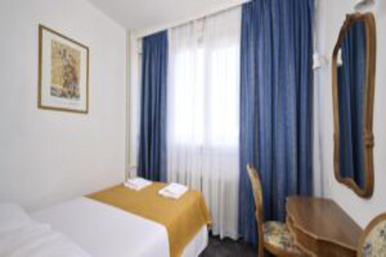 Guest House Adriatic Umag Exterior photo